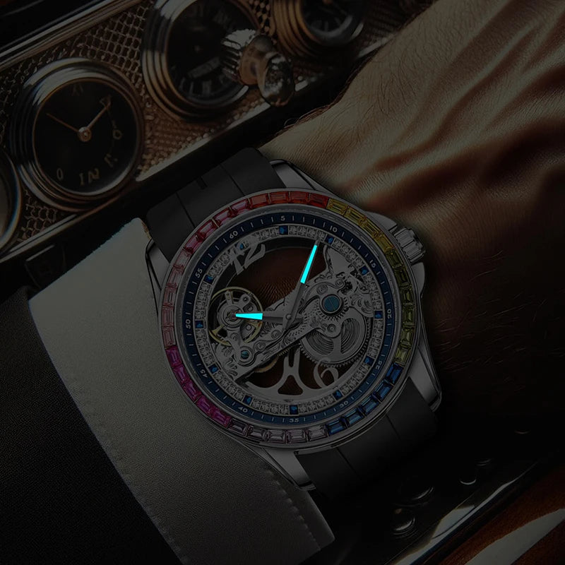 Primo piano di un polso che indossa il PACOSHOP24.COM Orologio Automatico Skeleton Tourbillon Uomo, con movimento meccanico a vista e acciaio inox elegante, con lunetta arcobaleno e cinturino nero, davanti al cruscotto di un'auto d'epoca.
