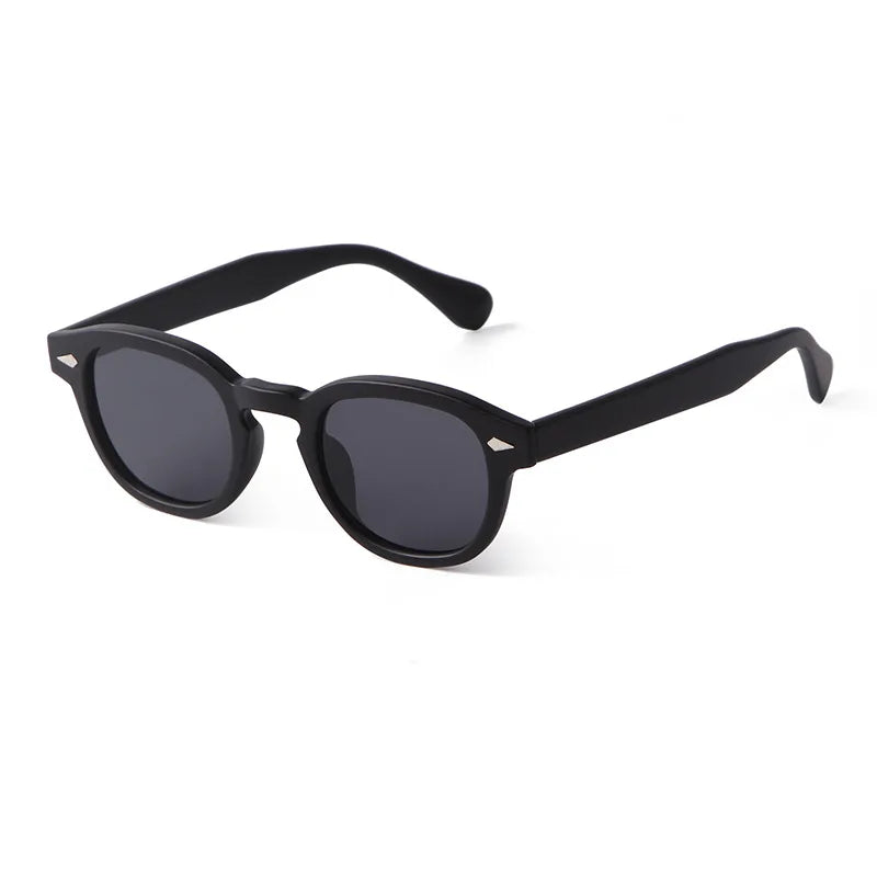 Un paio di Occhiali da sole vintage fashion retrò rotondi Unisex in nero, con lenti scure e montatura spessa in policarbonato di PACOSHOP24.COM, su sfondo bianco.