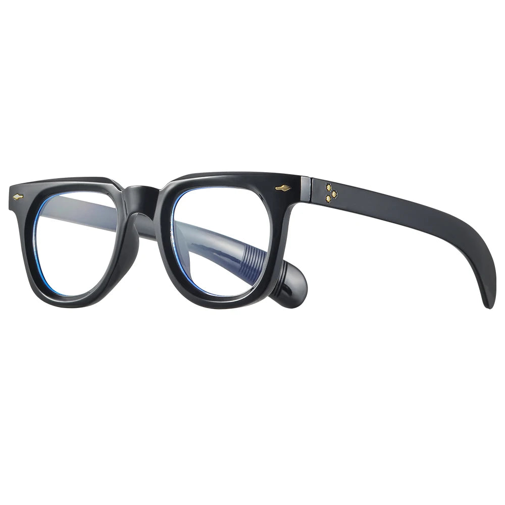 PACOSHOP24.COM Occhiali anti luce blu Retrò wayfarer unisex vintage con cerchi spessi neri, lenti chiare e cerniera dorata. Su sfondo bianco, questi eleganti occhiali unisex sono adatti a qualsiasi occasione.