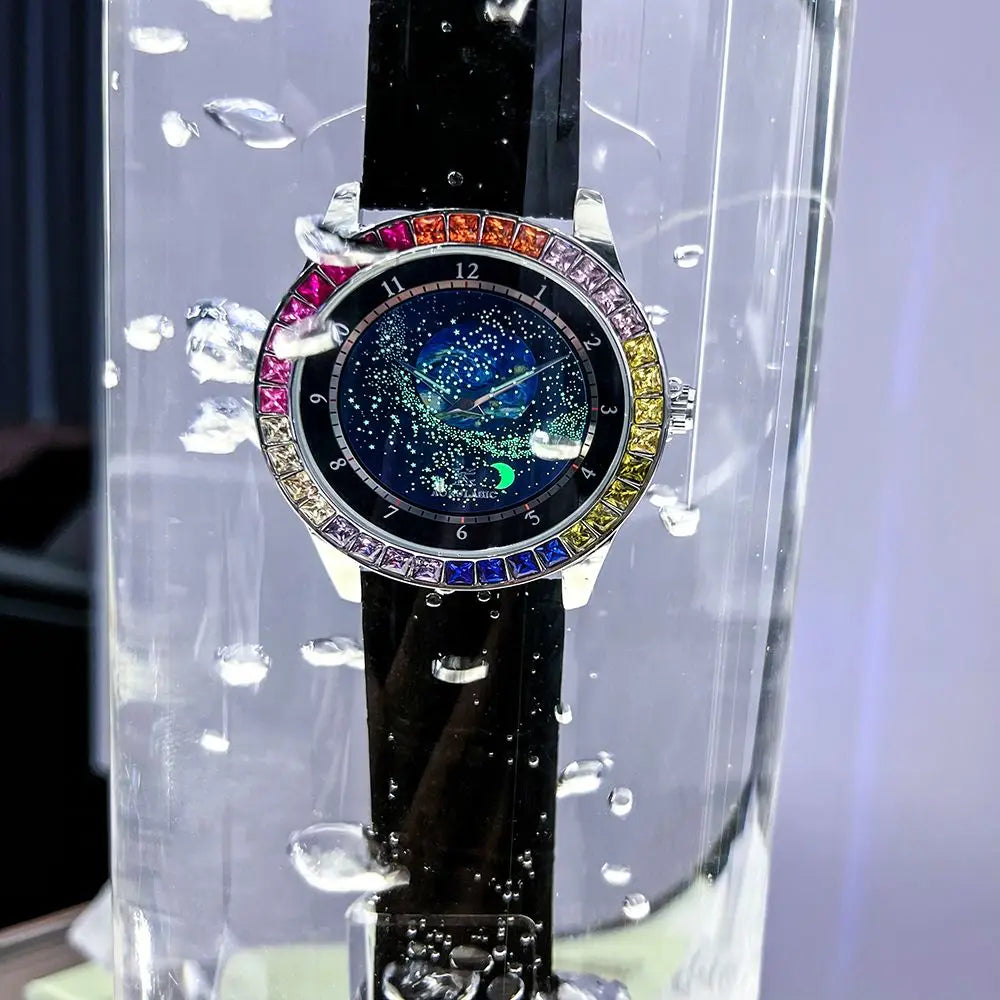 L'Orologio automatico uomo cielo stellato Design luminoso di PACOSHOP24.COM è caratterizzato da un cinturino nero e da un quadrante notturno stellato, con una lunetta di gemme multicolori, immersa nell'acqua e circondata da bolle per un look sofisticato.