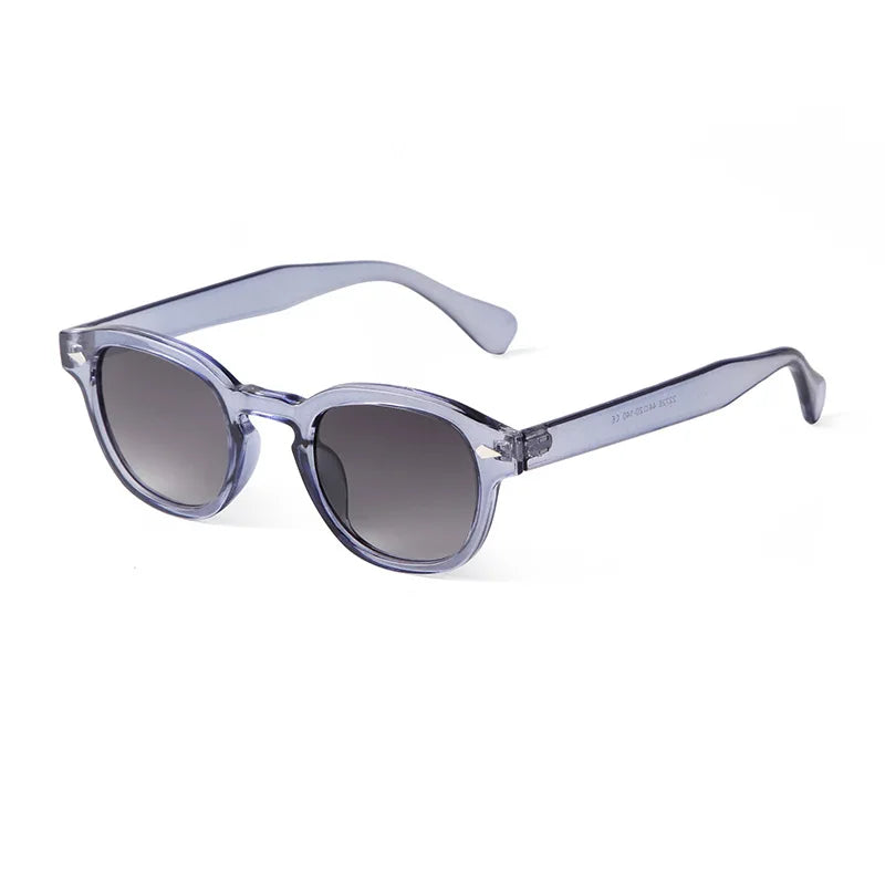 I PACOSHOP24.COM Occhiali da sole vintage fashion retrò rotondi Unisex in policarbonato sono caratterizzati da una montatura chiara con sfumature bluastre e lenti tonde e scure, presentate su sfondo bianco per un classico look unisex.