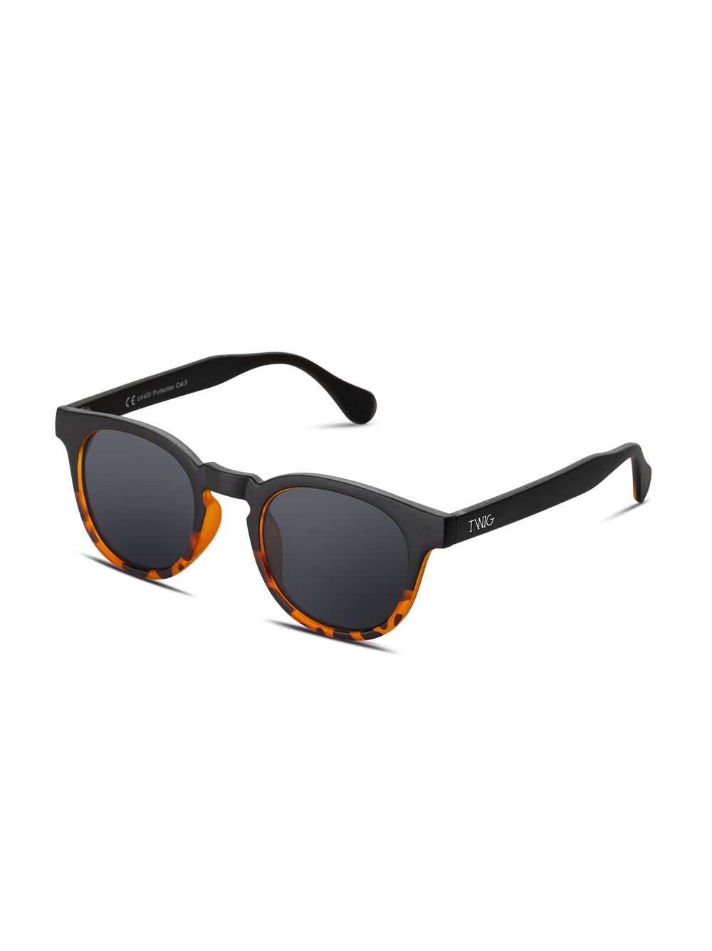 Occhiali da sole Verne di TWIG Concept Milano: occhiali da sole neri con lenti tonde scure, dettaglio tartarugato arancione su cerchi e stanghette, realizzati in resistente occhiali policarbonato per la protezione dai raggi UV. "TWIG" stampato in bianco sul lato.