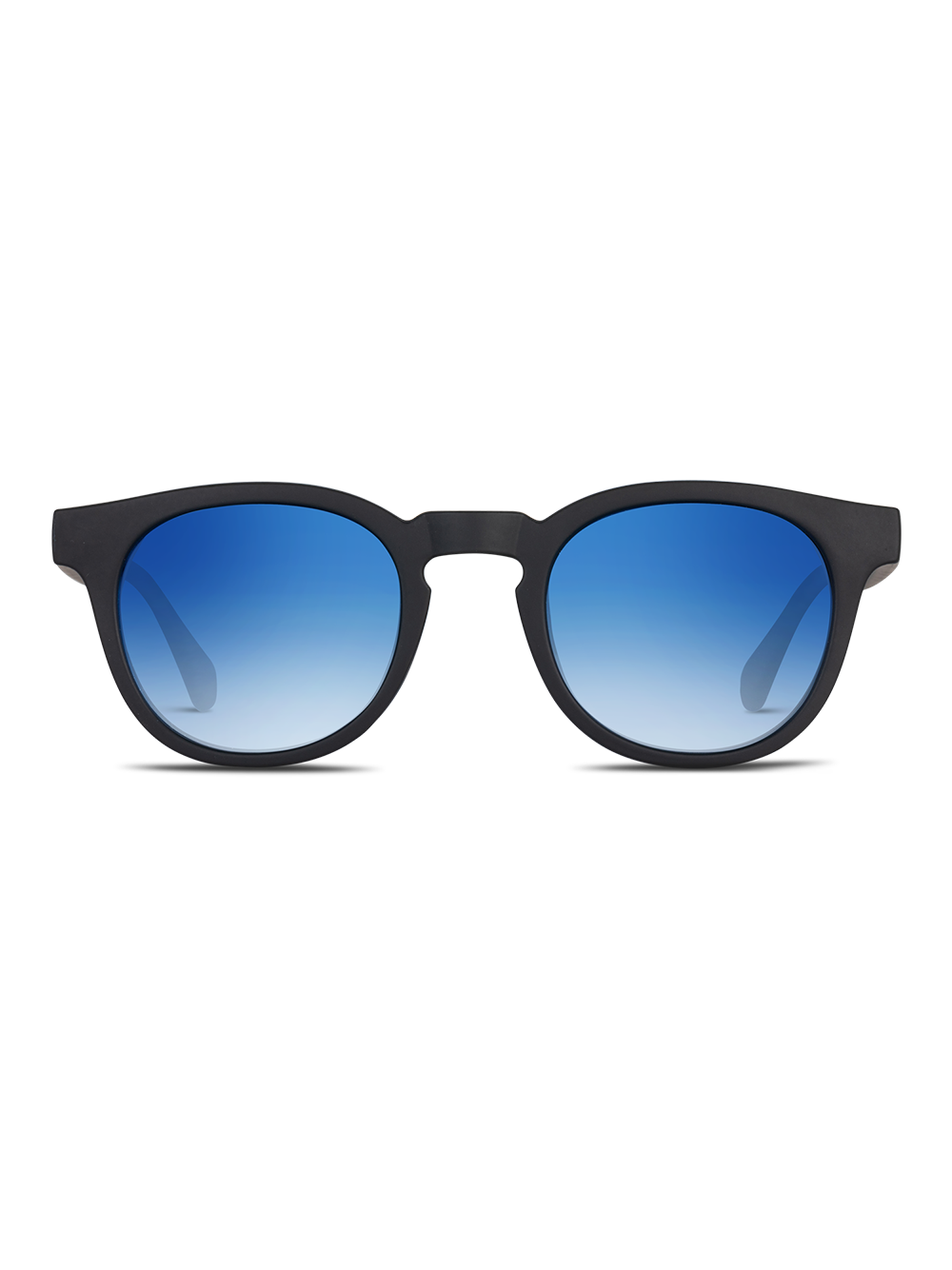 Gli Occhiali da sole Verne di TWIG Concept Milano sono caratterizzati da una montatura nera, lenti tonde blu sfumate in resistente policarbonato e un'elegante protezione UV, il tutto su un semplice sfondo bianco.