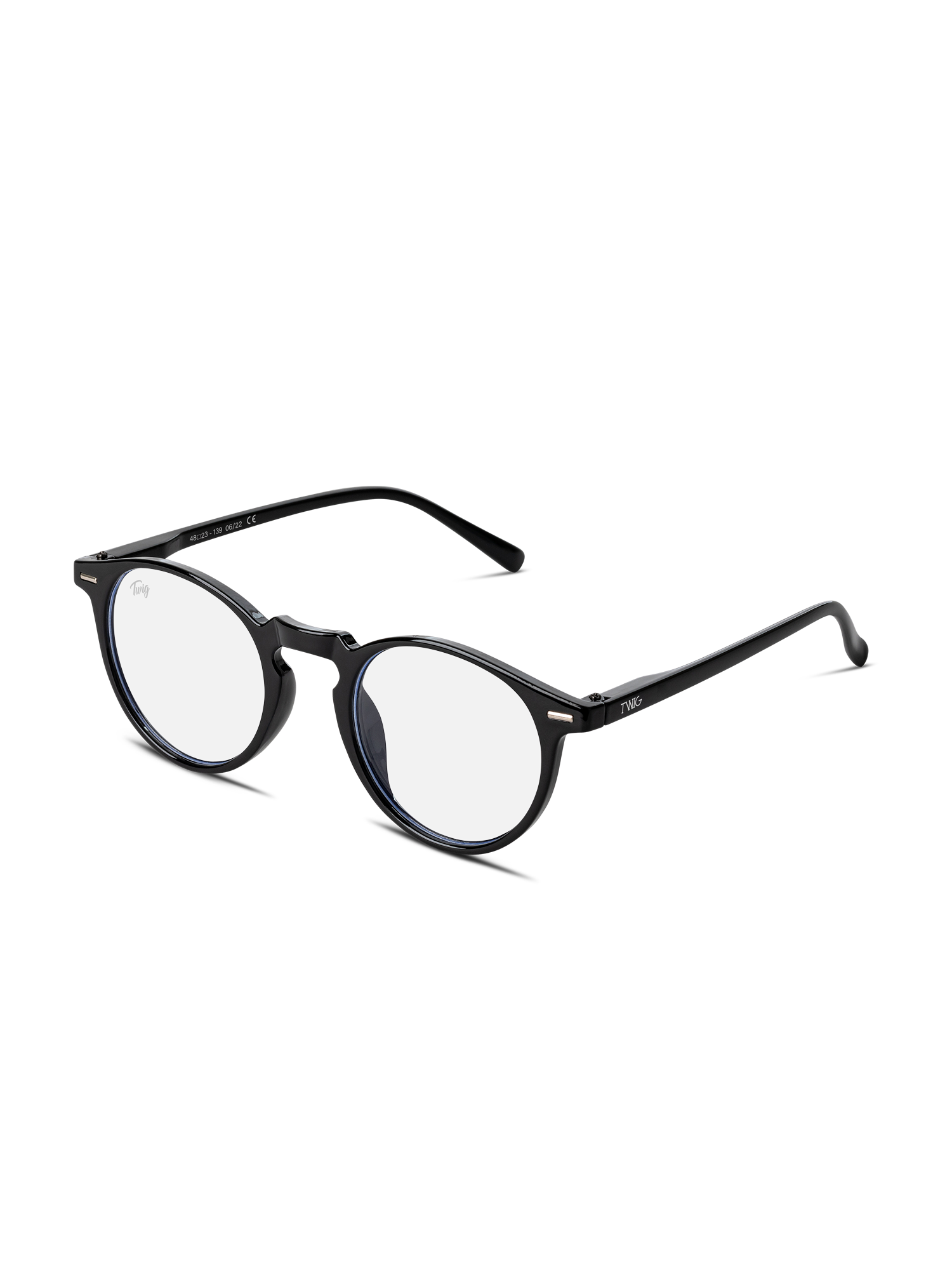 Occhiali luce blu Watson di TWIG Concept Milano: montatura rotonda nera con lenti chiare e sottilmente colorate di blu per ridurre lo stress visivo. Le stanghette sottili e ricurve assicurano il comfort. Visualizzati su sfondo bianco.