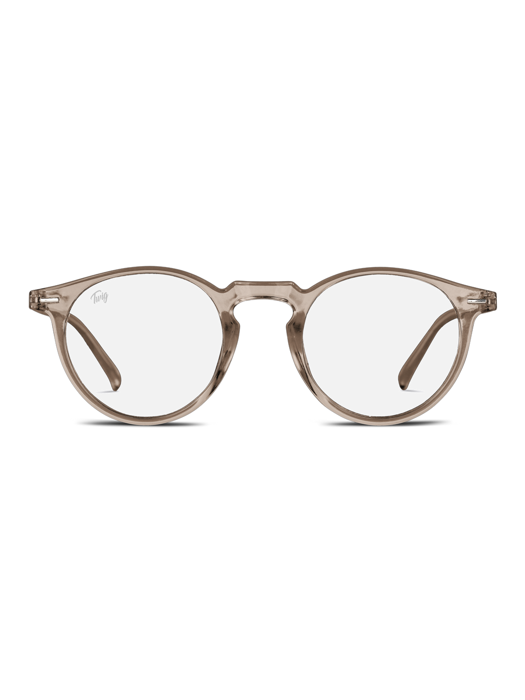 Gli Occhiali luce blu Watson di TWIG Concept Milano sono occhiali tondi trasparenti con montatura marrone chiaro, lenti trasparenti e accenti dorati sulla cerniera: questi occhiali da computer riducono lo stress visivo e sono raffigurati su uno sfondo bianco.