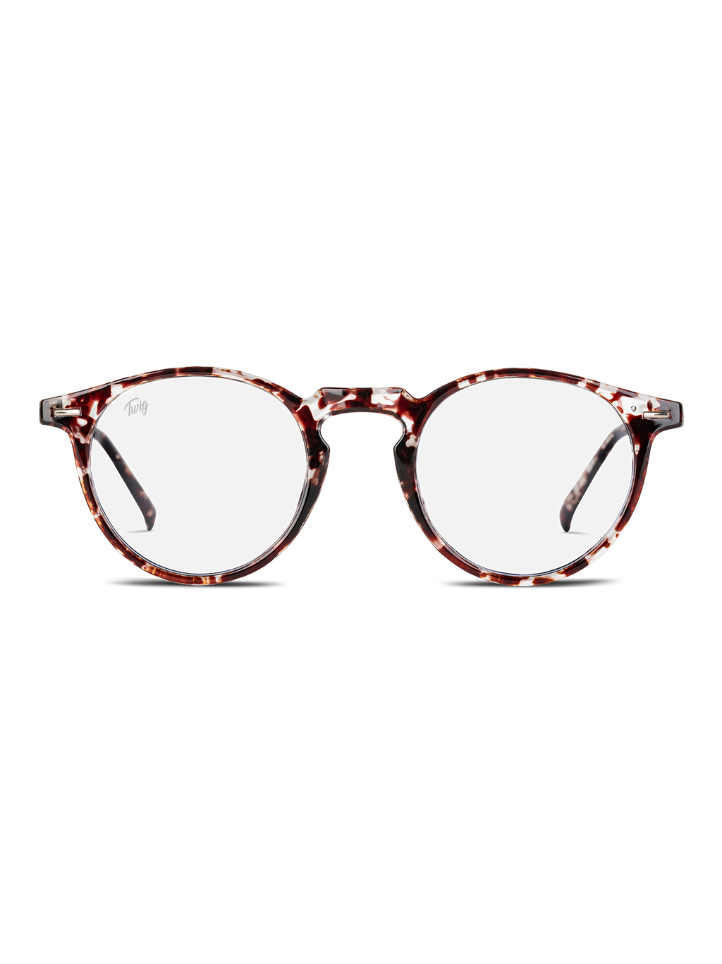 Gli Occhiali luce blu Watson di TWIG Concept Milano sono caratterizzati da una montatura rotonda marmorizzata marrone, bianca e rossa, lenti trasparenti e ponte a occhiello. Eleganti occhiali per computer progettati per ridurre lo stress visivo. Mostrati su sfondo bianco.