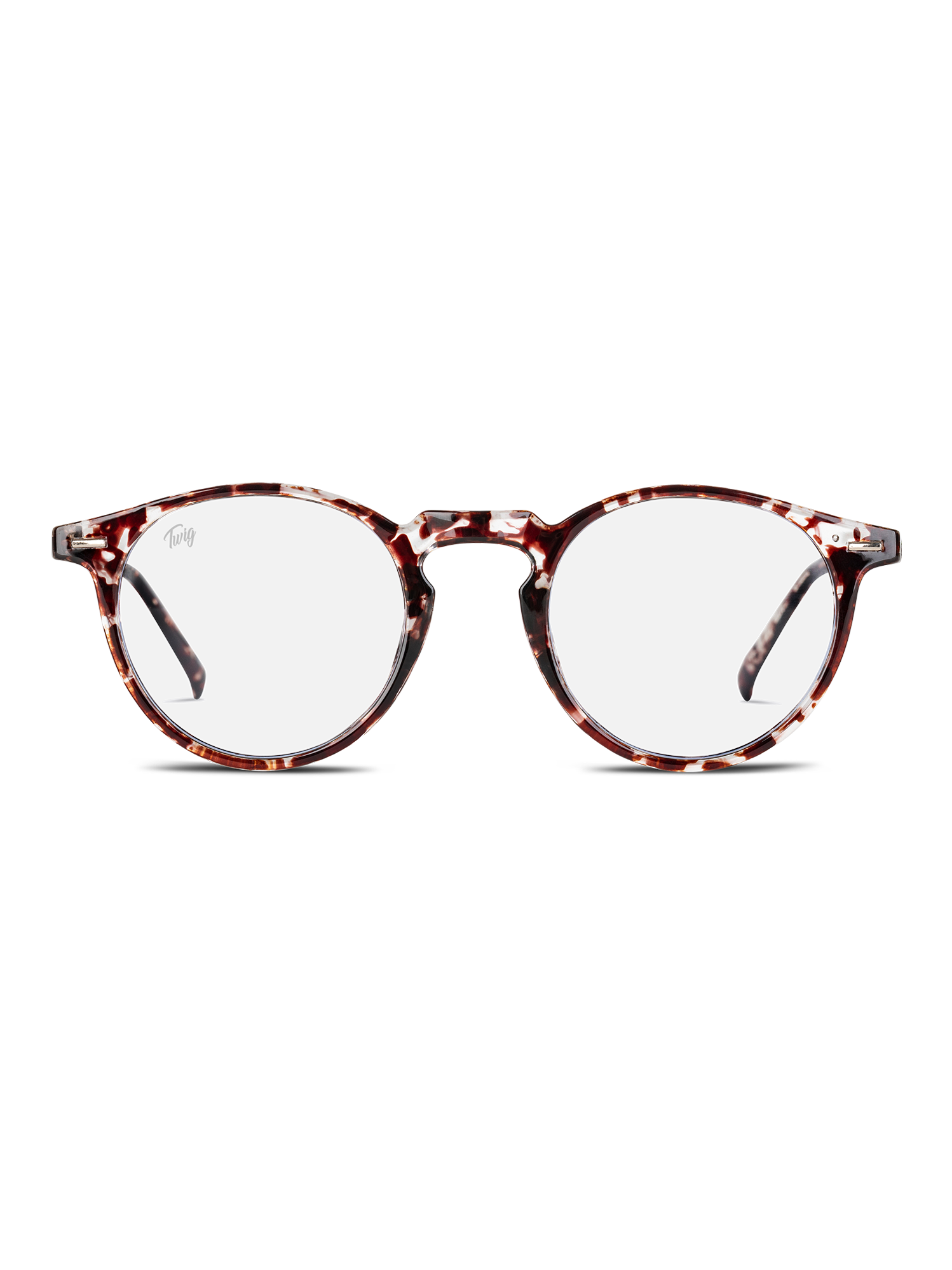 Gli Occhiali luce blu Watson di TWIG Concept Milano sono caratterizzati da una montatura rotonda marmorizzata marrone, bianca e rossa, lenti trasparenti e ponte a occhiello. Eleganti occhiali per computer progettati per ridurre lo stress visivo. Mostrati su sfondo bianco.