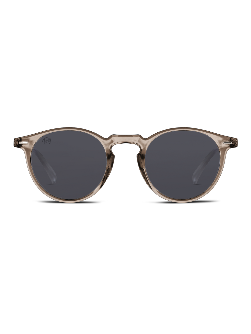 Gli Occhiali da sole Watson di TWIG Concept Milano sono occhiali da sole tondi unisex con lenti scure, montatura marrone trasparente in policarbonato resistente e protezione UV 400, su sfondo bianco.