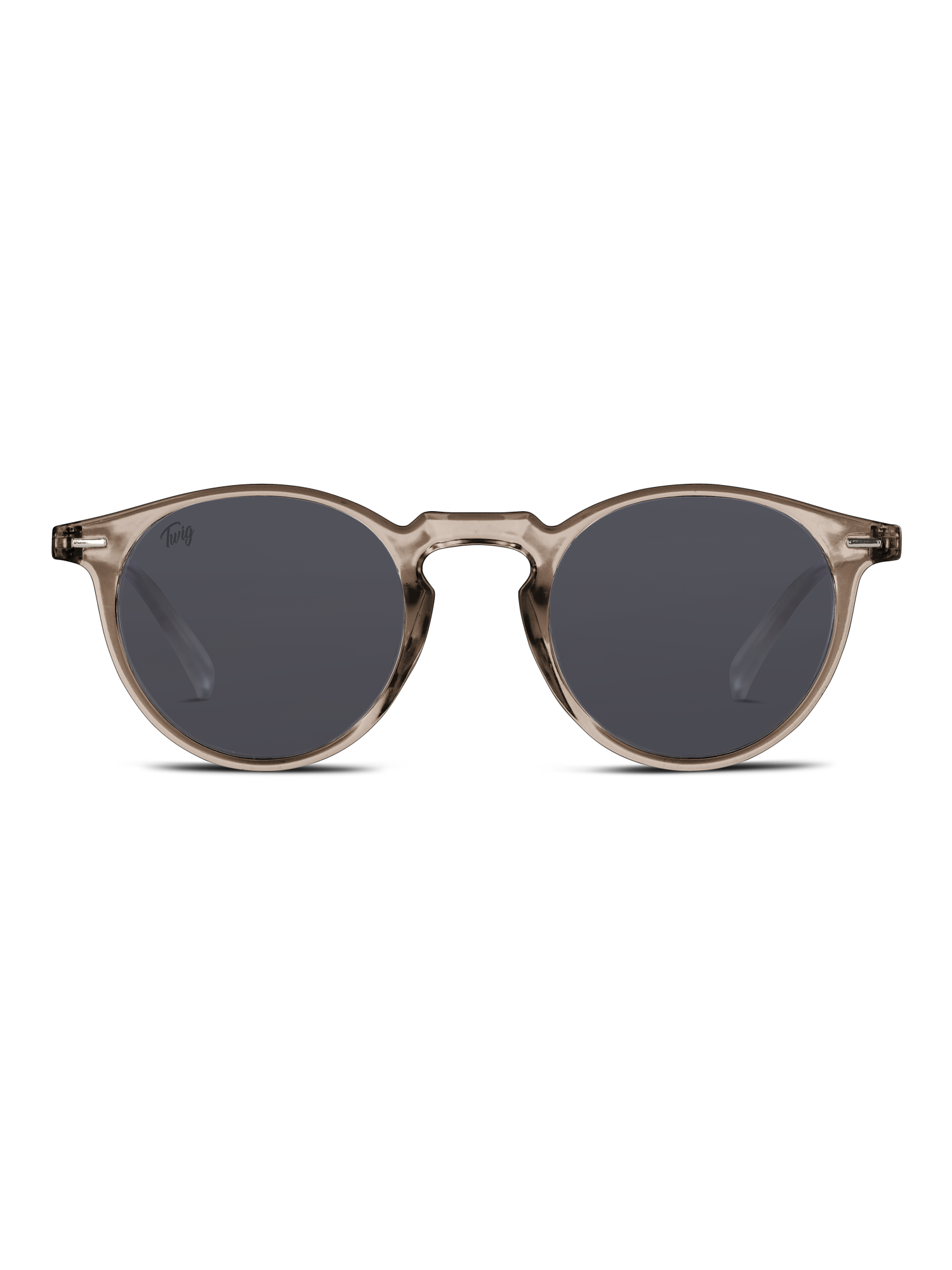 Gli Occhiali da sole Watson di TWIG Concept Milano sono occhiali da sole tondi unisex con lenti scure, montatura marrone trasparente in policarbonato resistente e protezione UV 400, su sfondo bianco.