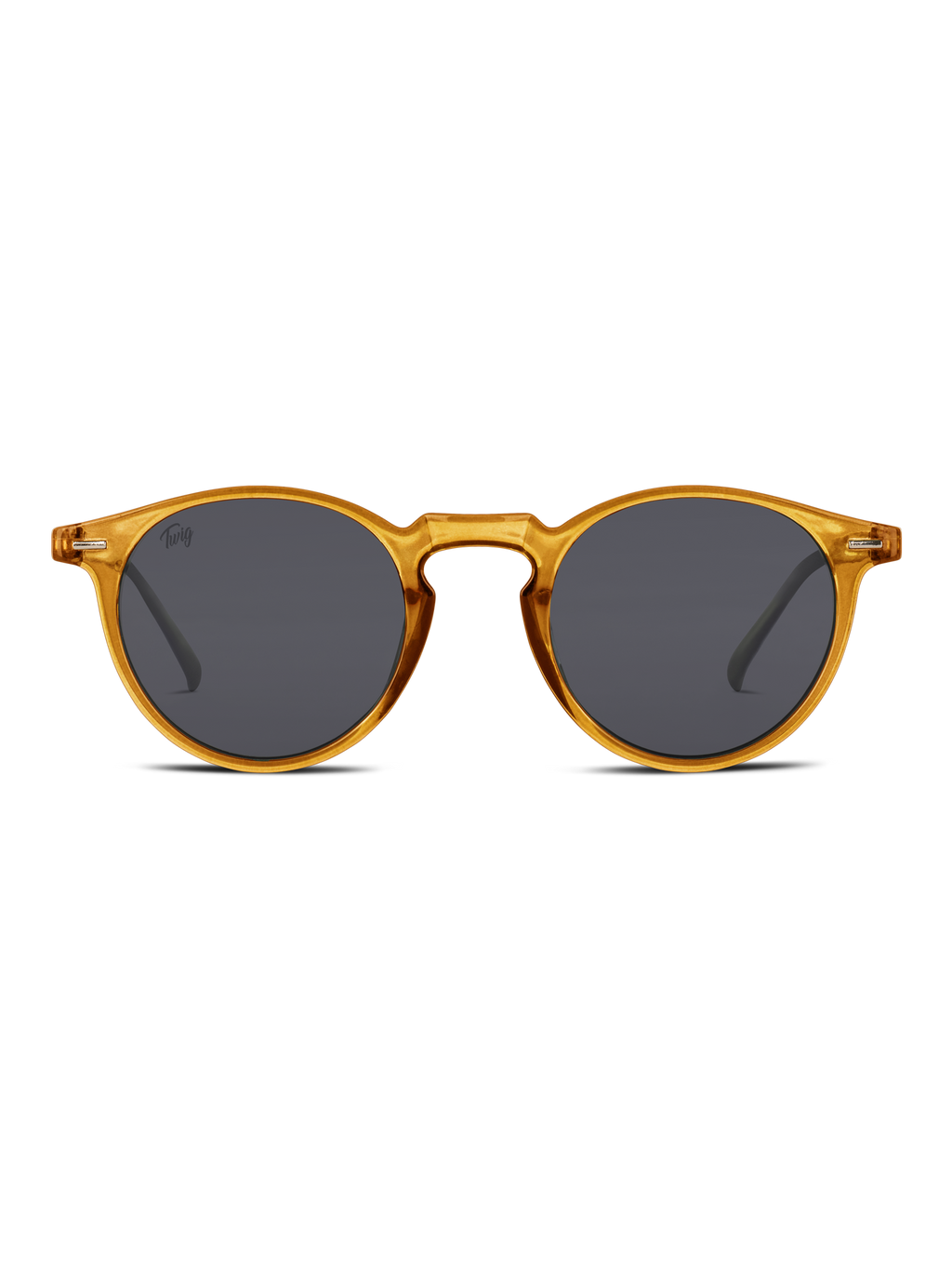 Gli Occhiali da sole Watson di TWIG Concept Milano sono occhiali da sole rotondi unisex con montatura traslucida color ambra e lenti scure UV400, raffigurati rivolti in avanti su un semplice sfondo bianco.