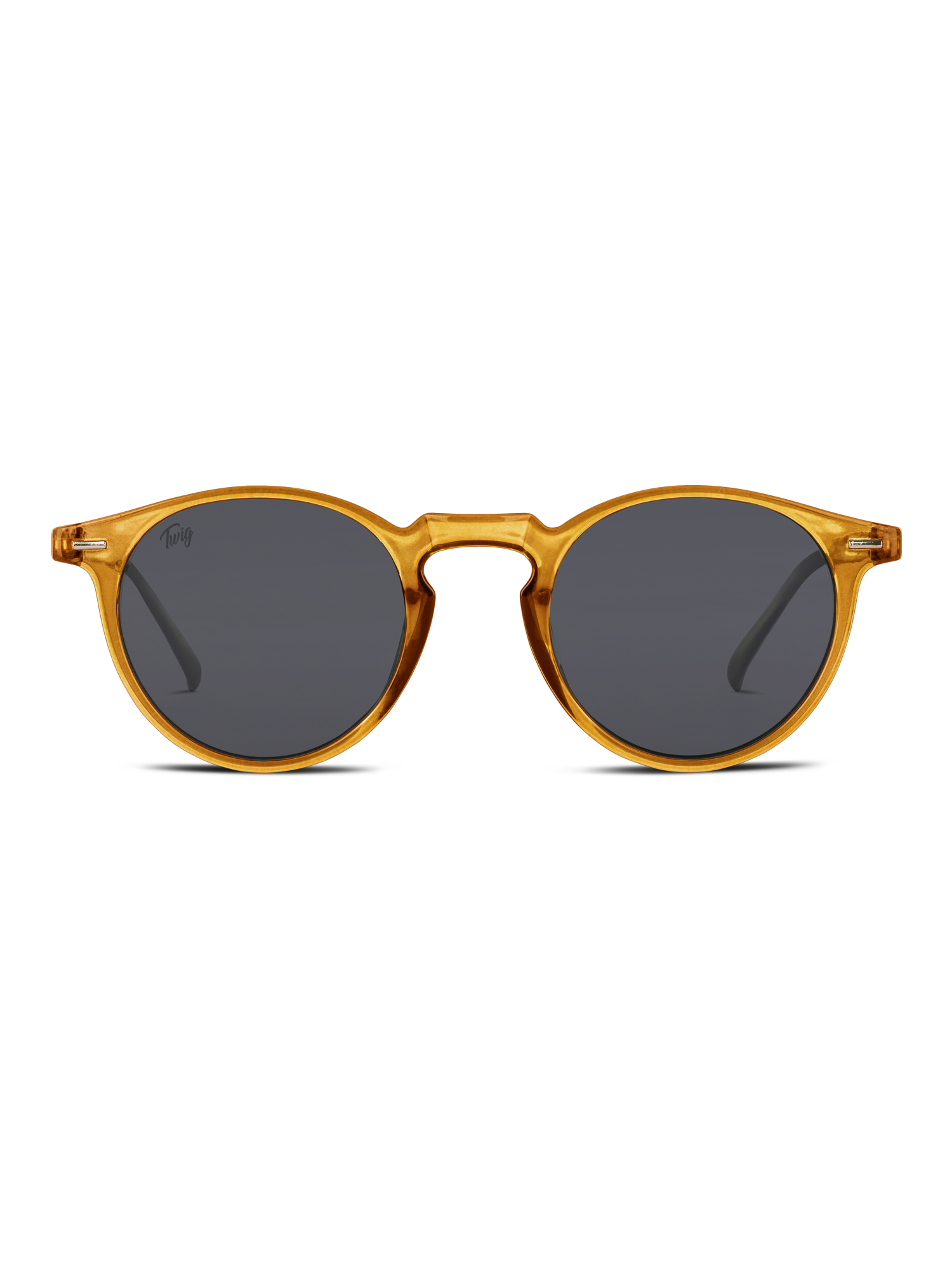 Gli Occhiali da sole Watson di TWIG Concept Milano sono occhiali da sole rotondi unisex con montatura traslucida color ambra e lenti scure UV400, raffigurati rivolti in avanti su un semplice sfondo bianco.