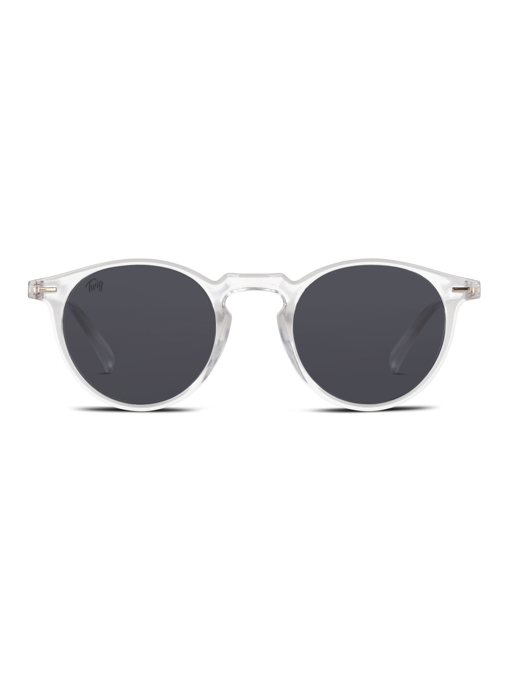 Gli Occhiali da sole Watson di TWIG Concept Milano sono occhiali da sole rotondi con lenti scure, realizzati in resistente occhiali policarbonato e con protezione UV 400. In figura, su sfondo bianco.