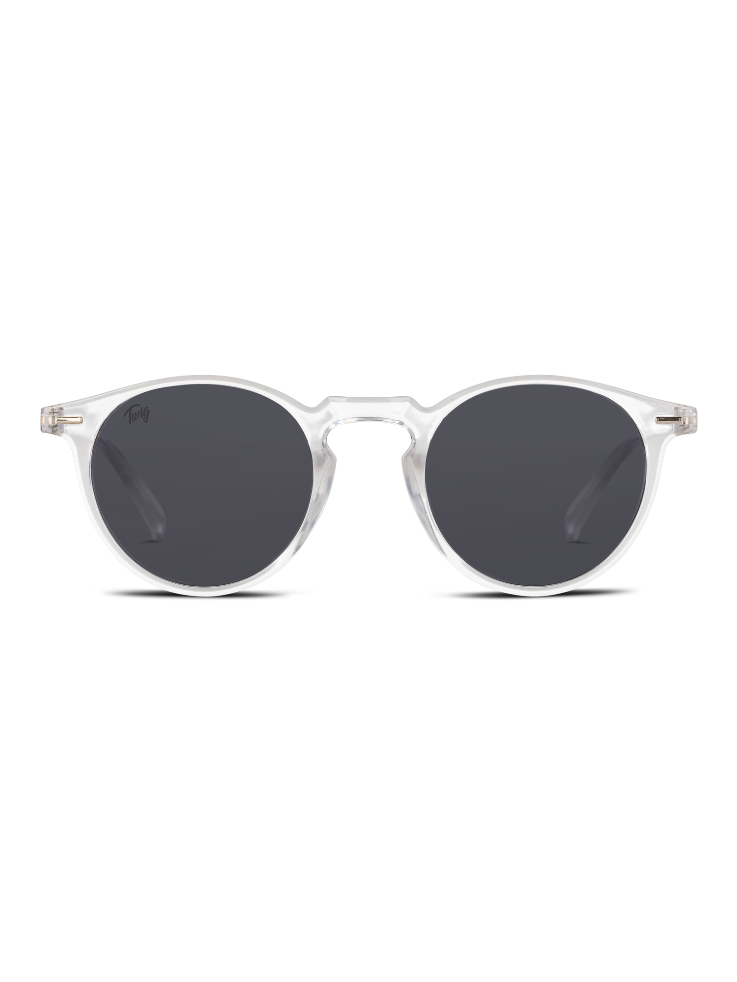 Gli Occhiali da sole Watson di TWIG Concept Milano sono occhiali da sole rotondi con lenti scure, realizzati in resistente occhiali policarbonato e con protezione UV 400. In figura, su sfondo bianco.