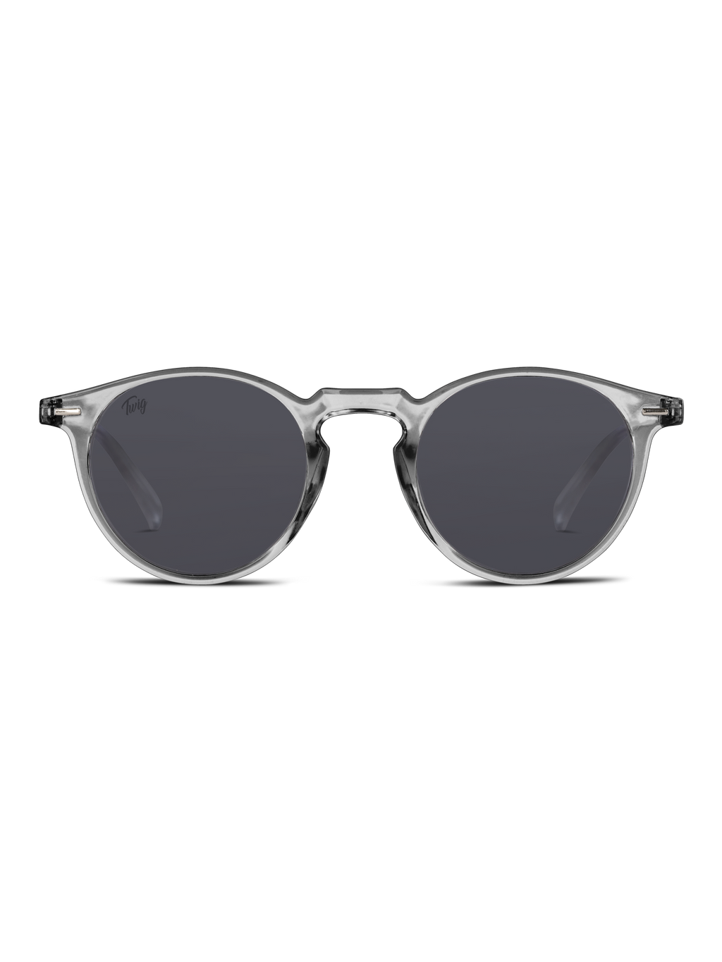 Gli Occhiali da sole Watson di TWIG Concept Milano sono occhiali da sole tondi unisex con montatura in policarbonato trasparente e lenti UV 400 colorate di nero, su sfondo bianco.