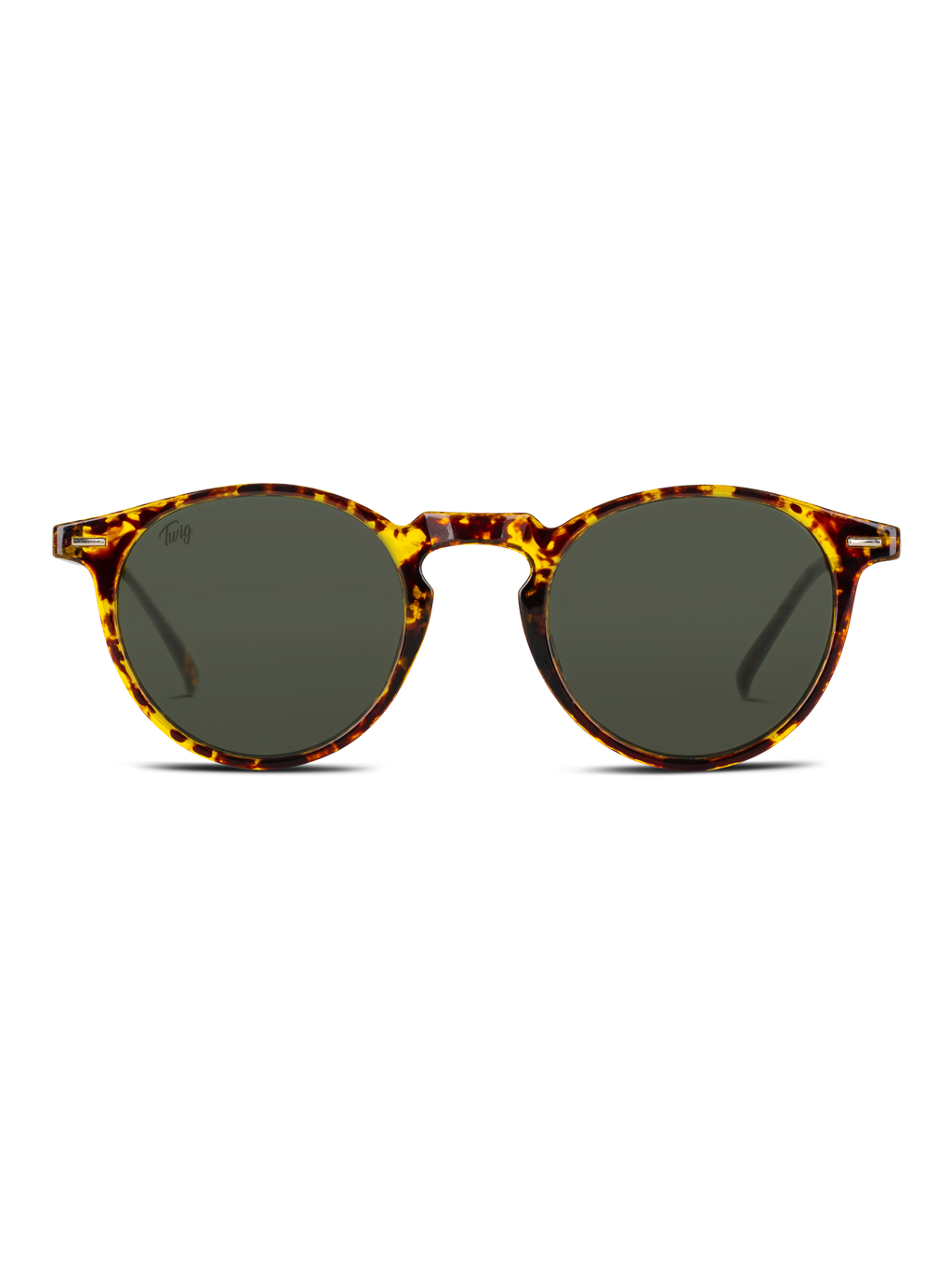 Occhiali da sole Watson di TWIG Concept Milano: occhiali da sole tondi unisex con lenti verde scuro, montatura tartarugata e protezione UV 400, su sfondo bianco.
