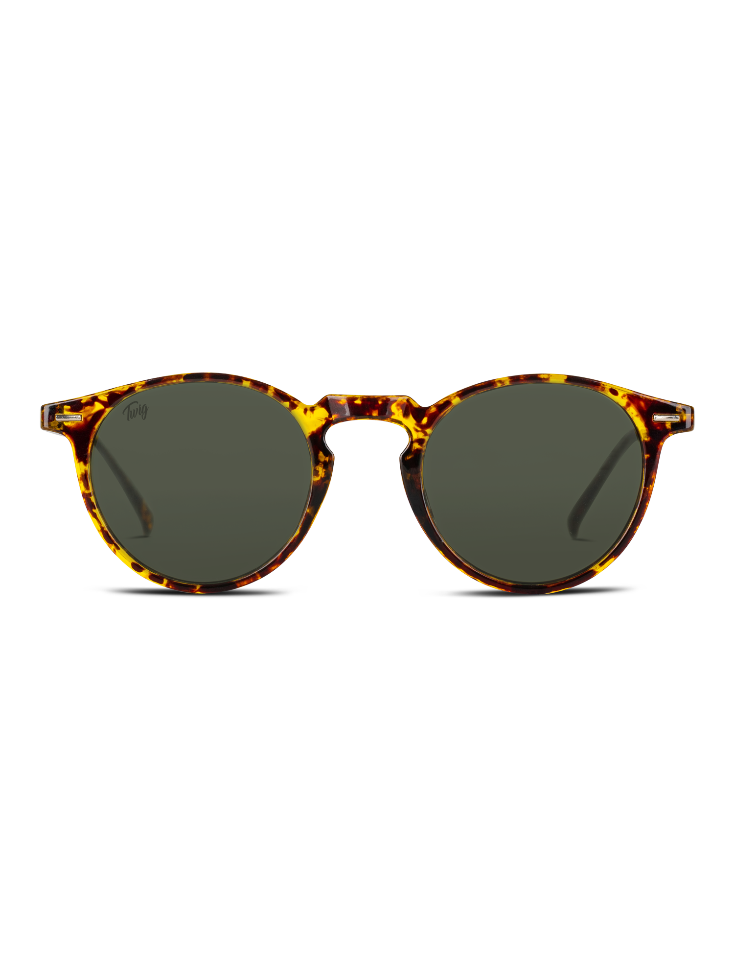 Occhiali da sole Watson di TWIG Concept Milano: occhiali da sole tondi unisex con lenti verde scuro, montatura tartarugata e protezione UV 400, su sfondo bianco.