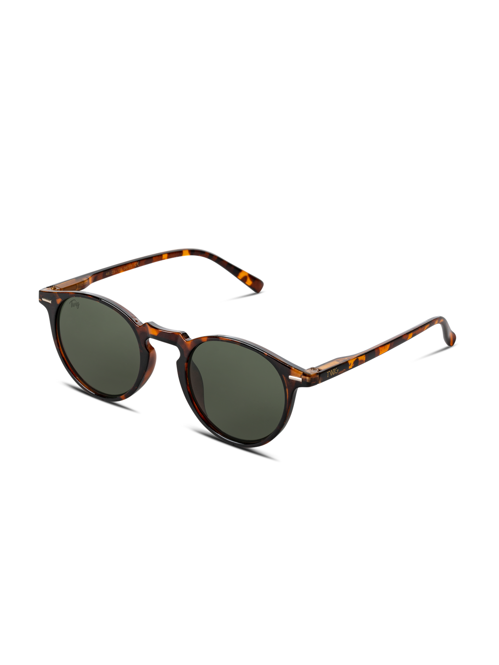 Gli Occhiali da sole Watson di TWIG Concept Milano sono occhiali da sole rotondi unisex in tartaruga con lenti verde scuro e protezione UV 400, disposti ad angolo su sfondo bianco.
