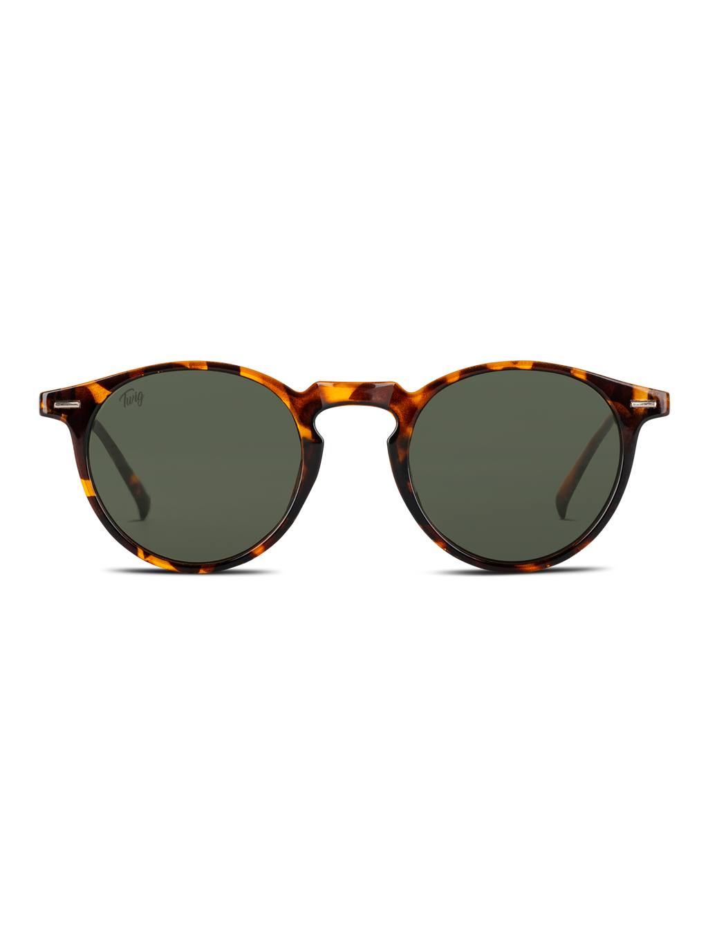 Occhiali da sole da sole Watson di TWIG Concept Milano: occhiali da sole tondi unisex con lenti verde scuro, montatura in policarbonato tartarugato e protezione UV 400. In foto, su sfondo bianco.