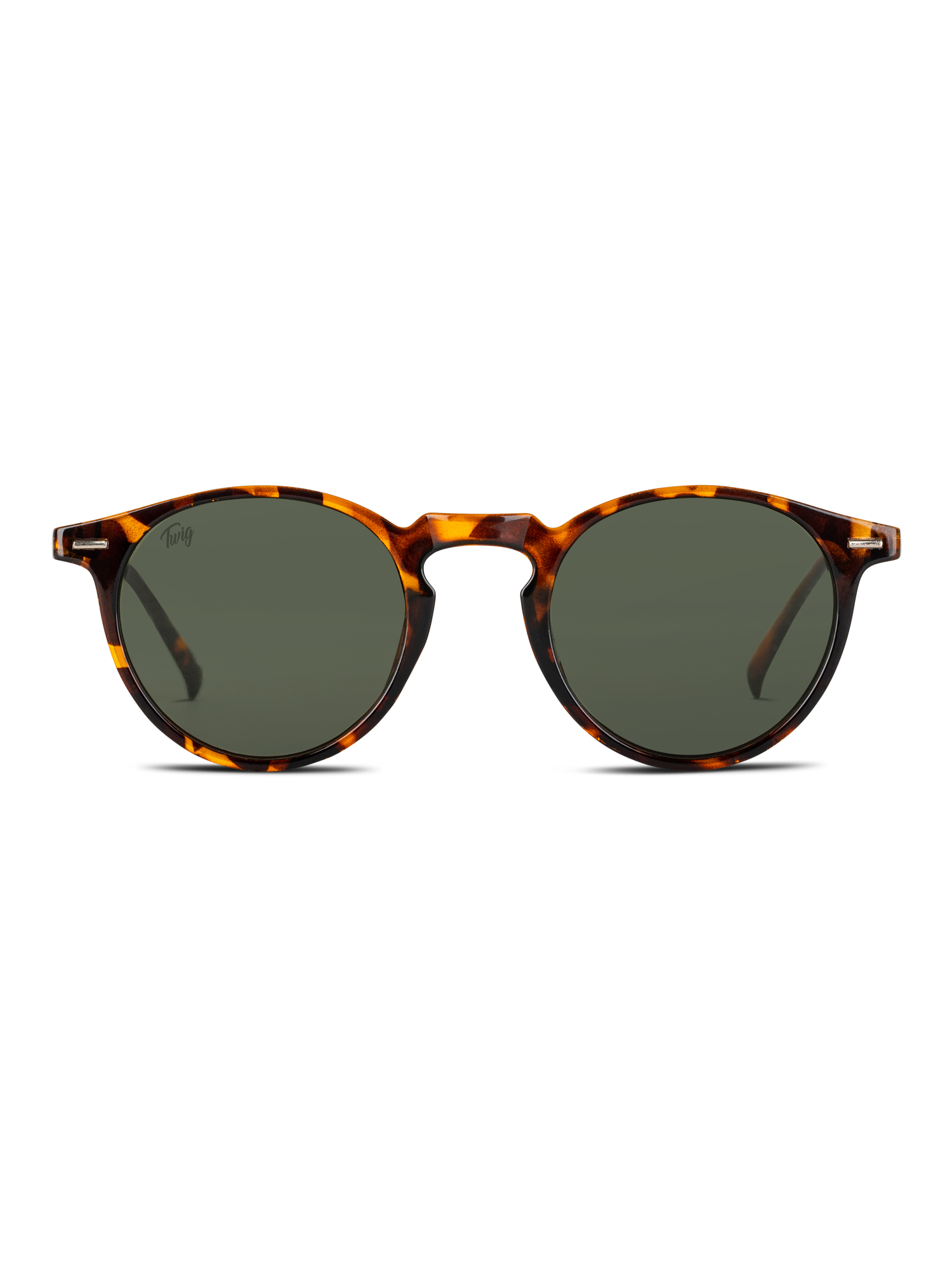 Occhiali da sole da sole Watson di TWIG Concept Milano: occhiali da sole tondi unisex con lenti verde scuro, montatura in policarbonato tartarugato e protezione UV 400. In foto, su sfondo bianco.