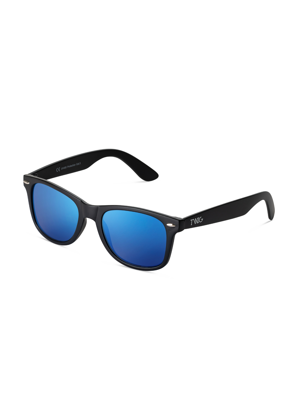 Gli Occhiali da sole Dirac di TWIG Concept Milano sono caratterizzati da montatura in policarbonato nero, lenti blu specchiate e marchio TWIG bianco sulla stanghetta sinistra, con protezione UV 400. Mostrati angolati su sfondo bianco.