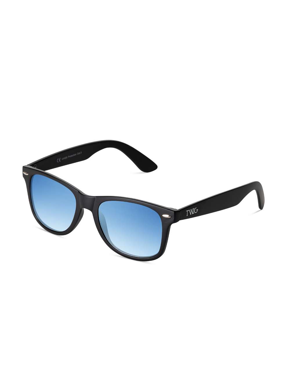 Occhiali da sole Dirac di TWIG Concept Milano: montatura nera, lenti riflettenti colorate di blu, costruzione degli occhiali in policarbonato per una maggiore resistenza, protezione UV 400. "TMG" stampato sul braccio sinistro. Visualizzati su sfondo bianco.