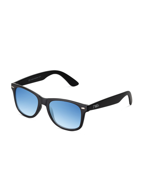 Occhiali da sole Dirac di TWIG Concept Milano: montatura nera, lenti riflettenti colorate di blu, costruzione degli occhiali in policarbonato per una maggiore resistenza, protezione UV 400. "TMG" stampato sul braccio sinistro. Visualizzati su sfondo bianco.