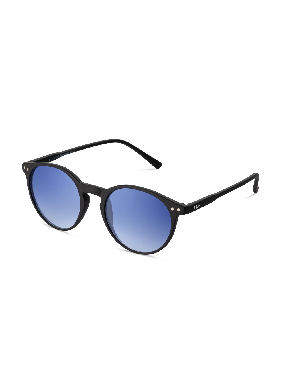 Occhiali da sole Weil by TWIG Concept Milano: unisex, montatura nera, design rotondo con lenti sfumate blu, aste leggermente angolate in policarbonato, protezione UV 400. Visualizzati su sfondo bianco.