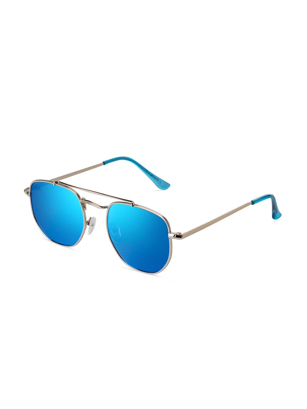 Occhiali da sole Wigner di TWIG Concept Milano: occhiali da sole metallizzati con montatura sottile in argento, lenti in policarbonato specchiate blu, punte delle stanghette blu e protezione UV400. Visualizzati su sfondo bianco.