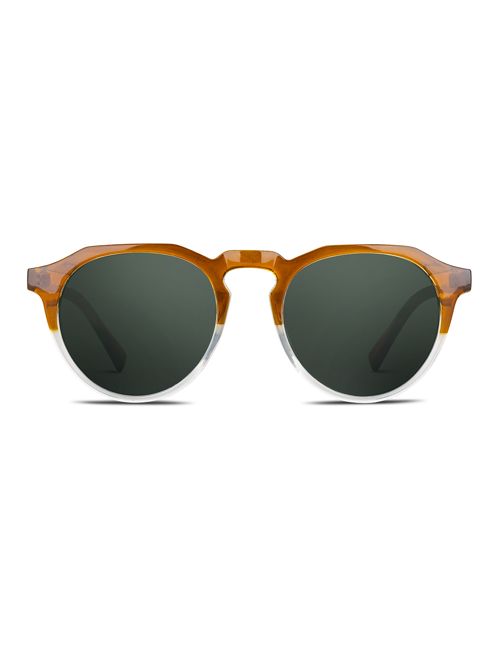 Occhiali da sole Woolf di TWIG Concept Milano: occhiali da sole rotondi unisex con lenti verde scuro e montatura in policarbonato trasparente ambrato sfumato. La protezione UV 400 garantisce una sicurezza ottimale degli occhi. In foto, su sfondo bianco.