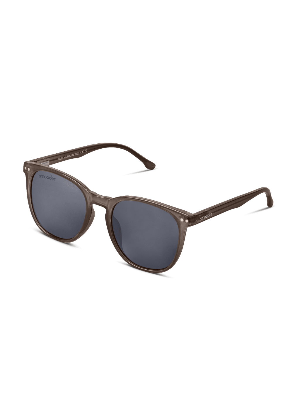 Gli occhiali da sole Smooder Mesquite sono caratterizzati da montatura in acetato marrone, lenti rotonde scure in policarbonato, ponte sottilmente curvo e accenti argentati vicino alle cerniere per un tocco elegante, qui presentati su sfondo bianco.