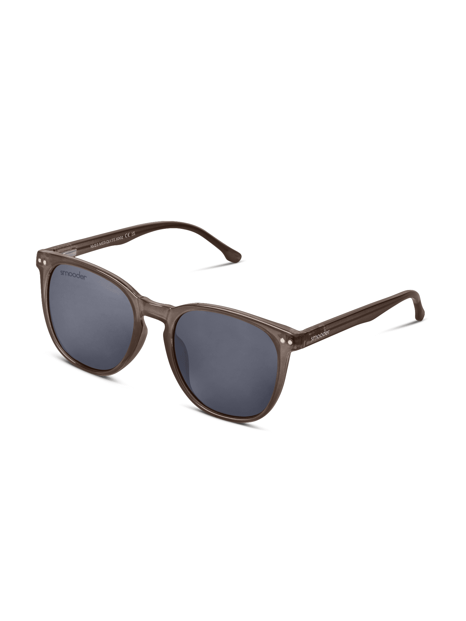 Gli occhiali da sole Smooder Mesquite sono caratterizzati da montatura in acetato marrone, lenti rotonde scure in policarbonato, ponte sottilmente curvo e accenti argentati vicino alle cerniere per un tocco elegante, qui presentati su sfondo bianco.