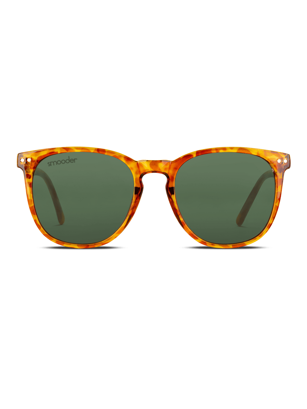 Gli occhiali da sole Smooder Mesquite sono caratterizzati da una montatura in acetato di cellulosa con motivo tartarugato, design spesso e leggermente arrotondato, accenti metallici, lenti in policarbonato verdi e protezione UV400. Mostrati frontalmente su sfondo bianco.