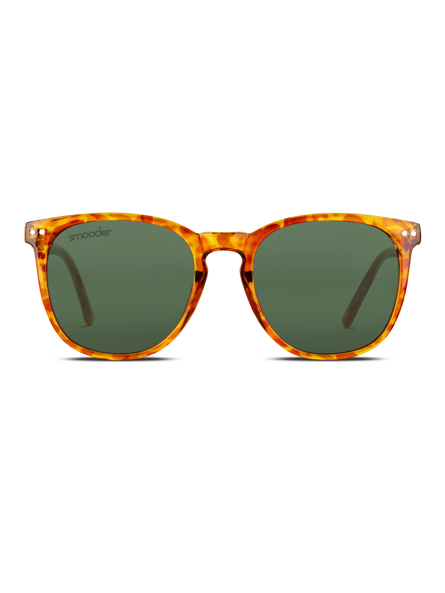 Gli occhiali da sole Smooder Mesquite sono caratterizzati da una montatura in acetato di cellulosa con motivo tartarugato, design spesso e leggermente arrotondato, accenti metallici, lenti in policarbonato verdi e protezione UV400. Mostrati frontalmente su sfondo bianco.