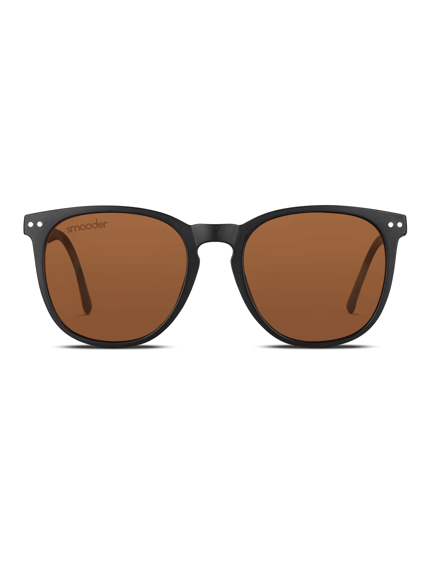 Vista frontale degli occhiali da sole Smooder Mesquite con montatura in acetato nero e lenti in policarbonato marrone, su sfondo bianco. Il logo "Smooder" compare sulla lente sinistra. Include protezione UV400.