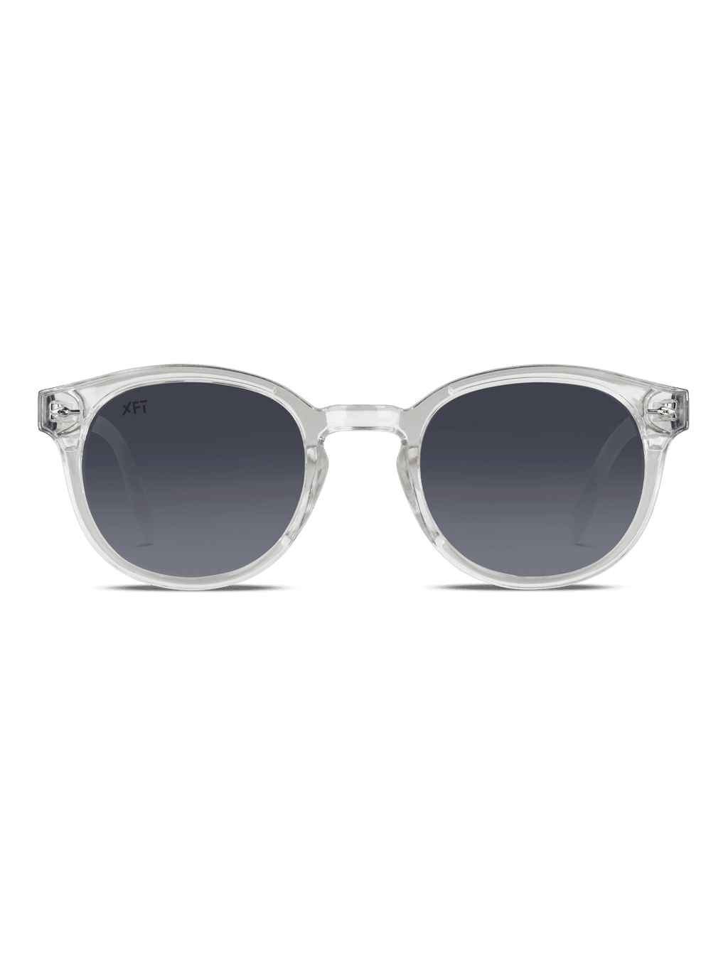 Gli occhiali da sole rotondi unisex Luminatrix di X Frame Therapy sono caratterizzati da montatura chiara e lenti scure sfumate con protezione UV, esposte in avanti su uno sfondo chiaro.