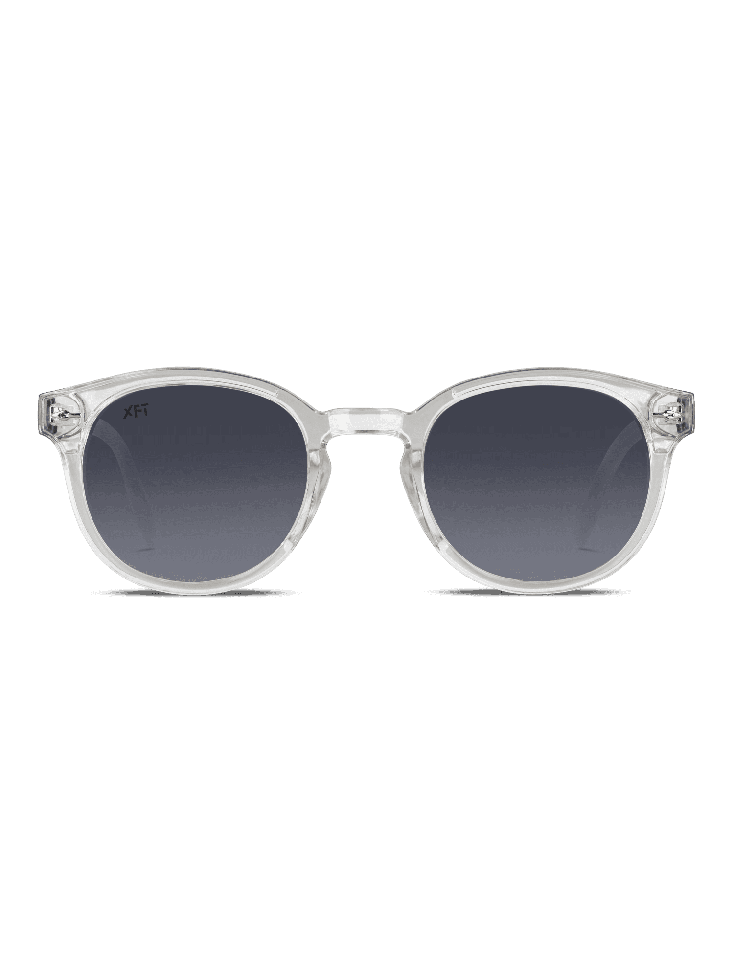 Gli occhiali da sole rotondi unisex Luminatrix di X Frame Therapy sono caratterizzati da montatura chiara e lenti scure sfumate con protezione UV, esposte in avanti su uno sfondo chiaro.