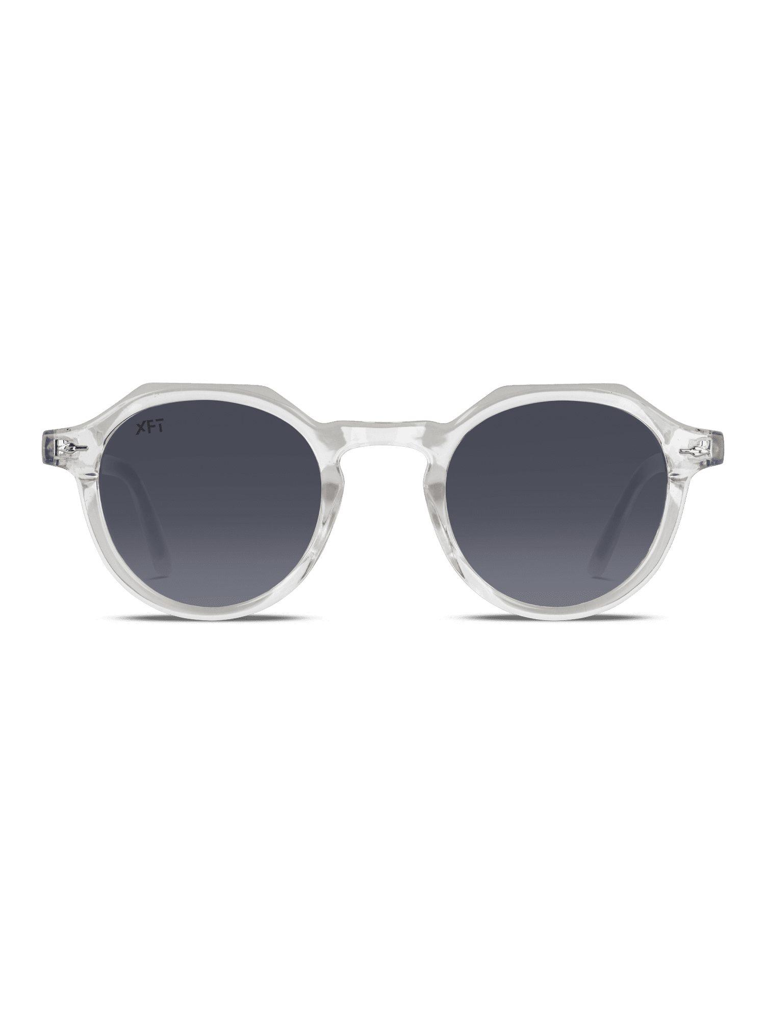 Gli Occhiali da sole Lucentia rotondo Unisex di X Frame Therapy sono caratterizzati da montatura chiara e traslucida e lenti scure sfumate, centrate su uno sfondo bianco. Godetevi un'elegante protezione UV400 con questi occhiali da sole XFT.