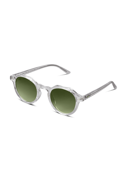 Gli Occhiali da sole Lucentia rotondo Unisex di X Frame Therapy sono caratterizzati da montatura chiara, lenti colorate verdi e protezione UV400, visualizzate in posizione angolata su sfondo bianco.