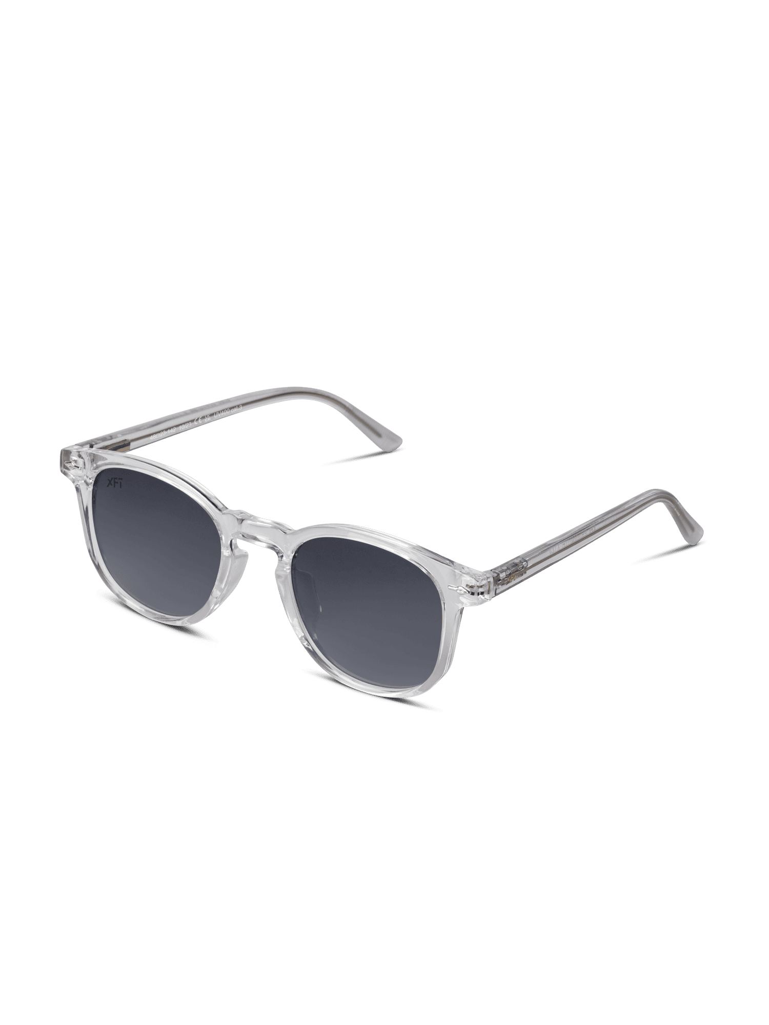 Gli occhiali da sole Prismalith di X Frame Therapy sono caratterizzati da una montatura chiara con lenti rotonde scure UV400, stanghette sottili e struttura leggera in acetato di cellulosa. Presentati su uno sfondo bianco, offrono un design moderno e minimalista.