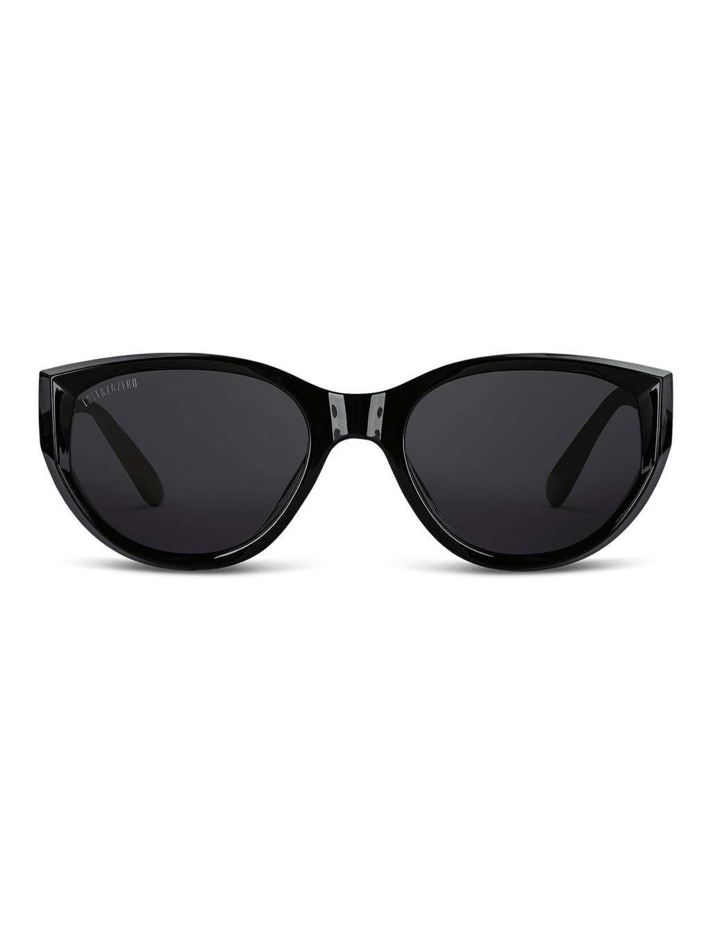 I Latenzazero Occhiali da Sole Apex Unisex in Acetato sono caratterizzati da montatura cat-eye nera e lenti polarizzate UV400, su sfondo bianco.
