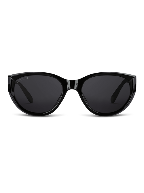 I Latenzazero Occhiali da Sole Apex Unisex in Acetato sono caratterizzati da montatura cat-eye nera e lenti polarizzate UV400, su sfondo bianco.