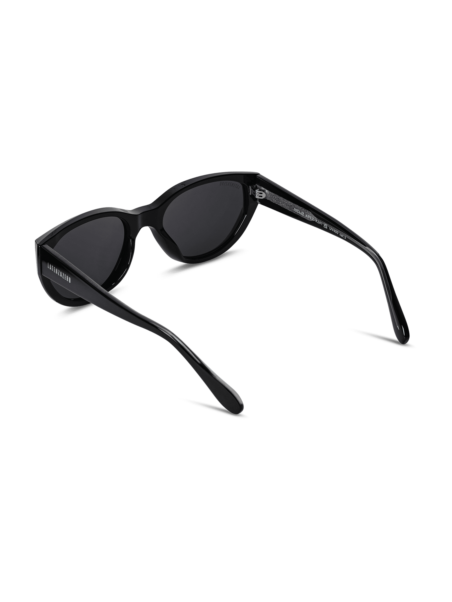 Gli Occhiali da Sole Apex Unisex in Acetato di Latenzazero sono occhiali da sole cat-eye neri con montatura in acetato lucido e lenti polarizzate UV400, visti da dietro. Il marchio Latenzazero compare in bianco sul braccio dell'asta sinistra.