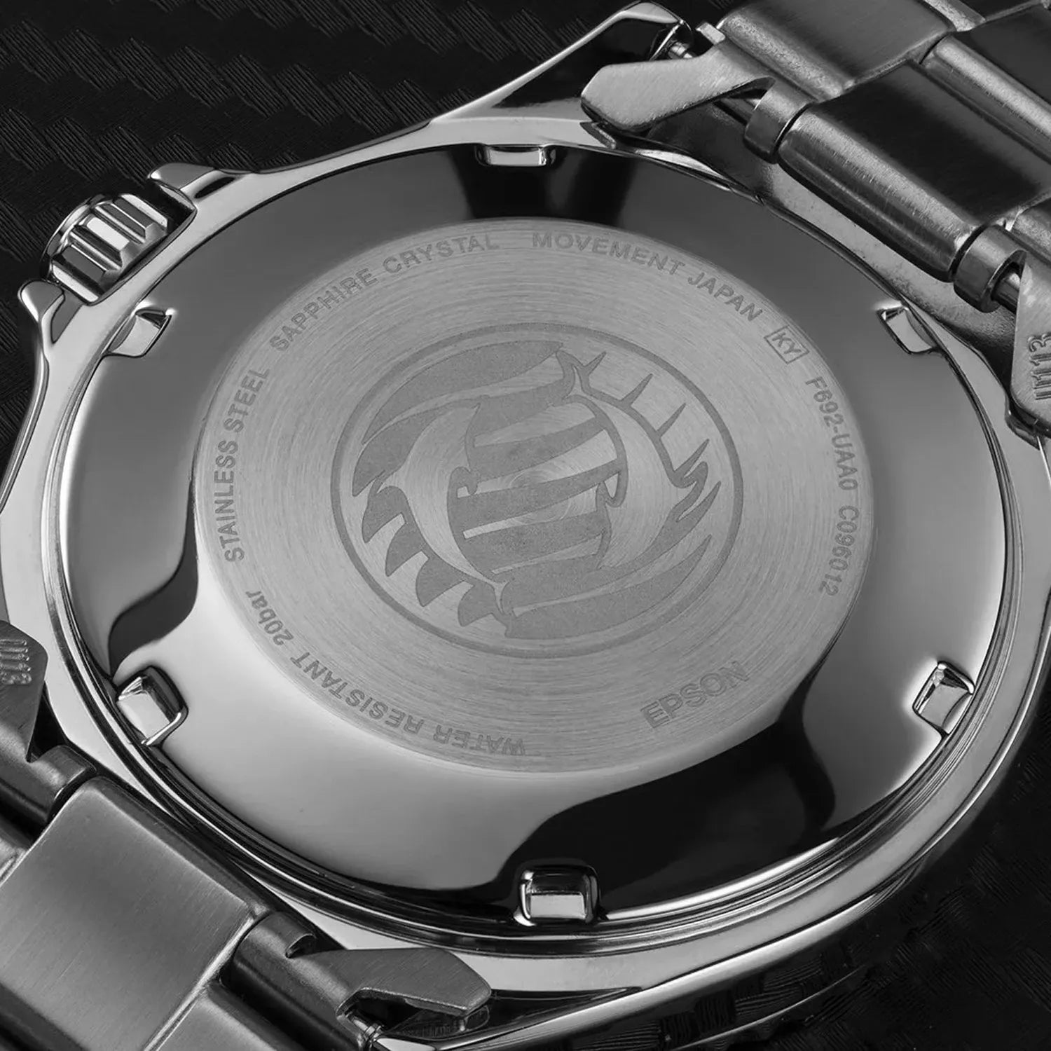 Un primo piano dell'Orient Mako III Automatico RA-AA0002L39B, un elegante orologio subacqueo da uomo firmato Orient.