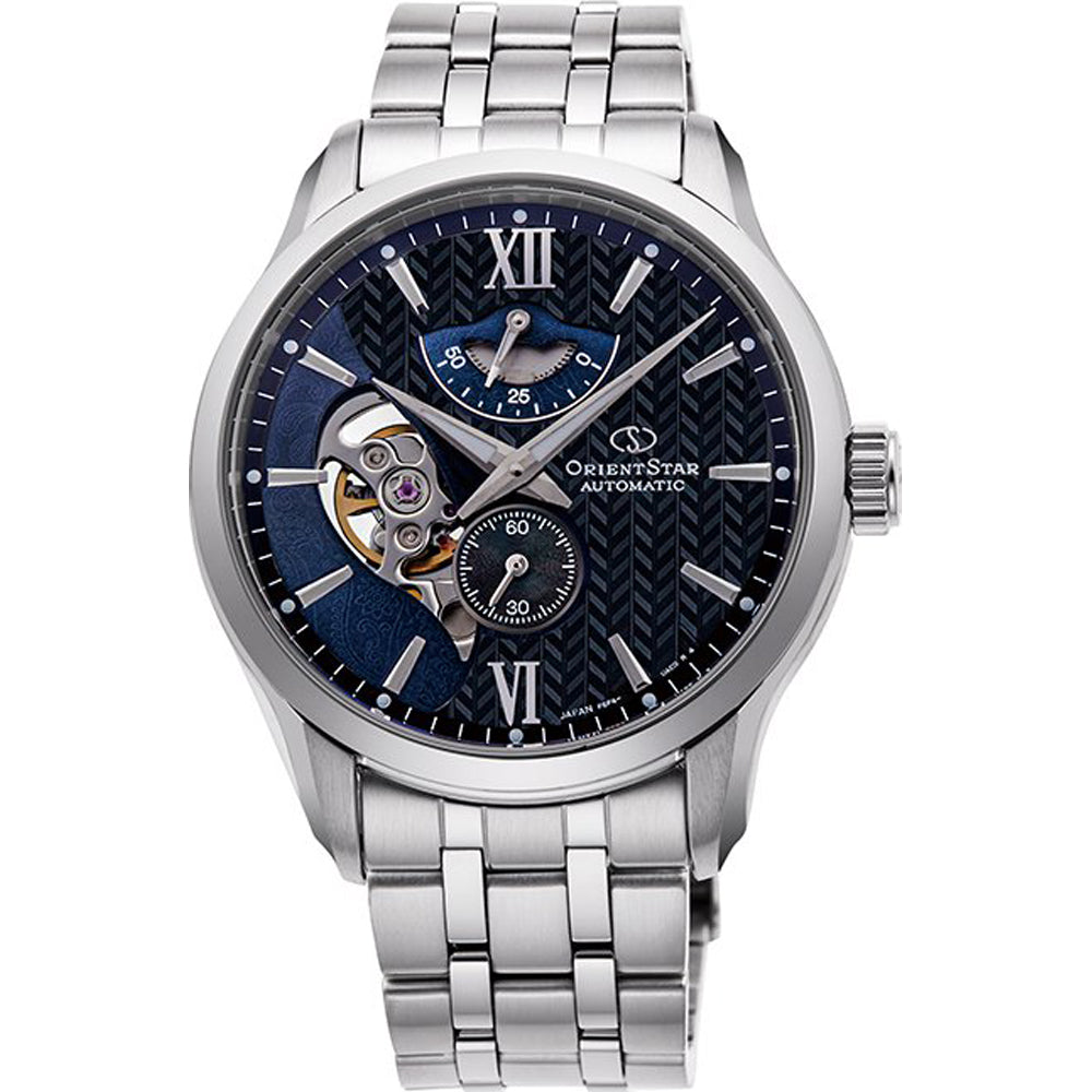 L'Orient Star Skeleton RE-AV0B03B00B di Orient è un orologio automatico da uomo in acciaio inossidabile, con quadrante scheletrato blu, numeri romani alle 6 e alle 12, design a cuore aperto, quadrante dei piccoli secondi e indicatore della riserva di carica.