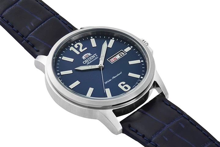 L'Orient Classic Automatico RA-AA0C05L39B orologio uomo di Orient ha un quadrante blu con indici argentati, indicazione della data del giorno a ore 3 e cinturino in pelle blu scuro con motivo coccodrillo.