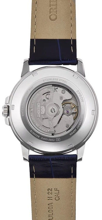 L'Orient Classic Automatico RA-AA0C05L39B orologio uomo di Orient presenta una cassa in acciaio, un cinturino in pelle marrone bicolore e un fondello trasparente che rivela il movimento automatico con dettagli incisi e ingranaggi a vista.