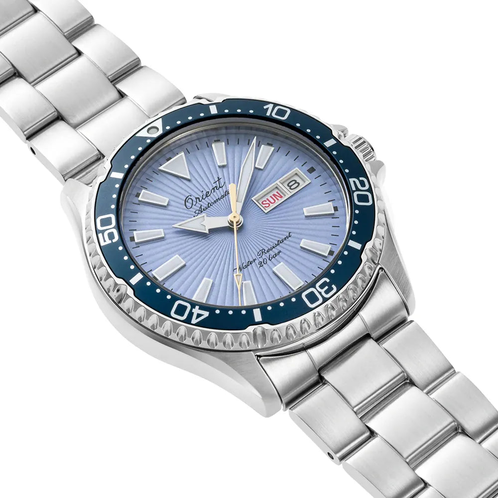 L'Orient Mako Kamasu Limited Edition Automatico RA-AA0823L39B orologio uomo è dotato di bracciale in argento, lunetta blu, quadrante blu chiaro, indici in argento, day-date a ore 3 e lancetta dei secondi in evidenza.