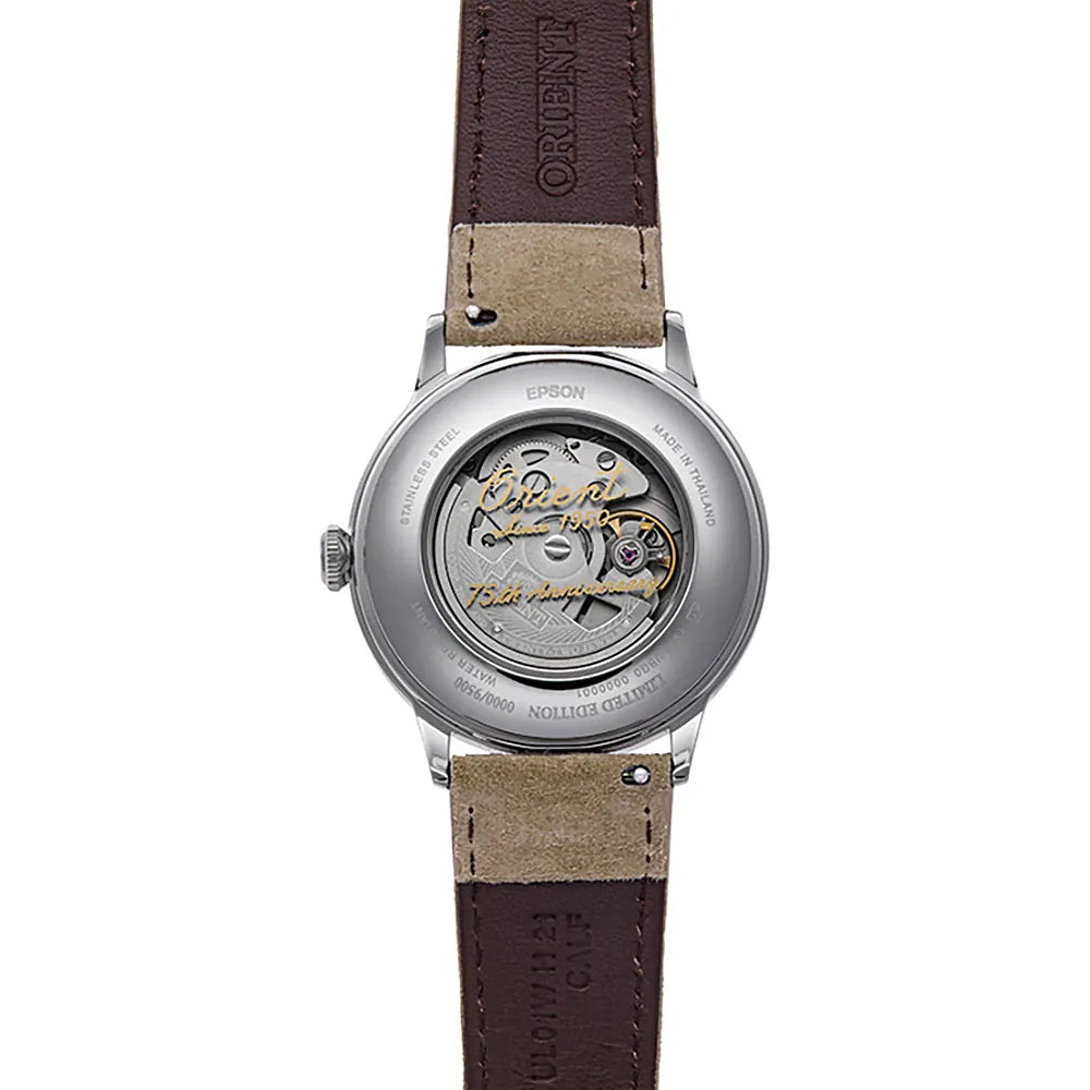 L'Orient Bambino Limited Edition 75th Anniversary Automatico RA-AC0027S30B orologio uomo presenta un cinturino in pelle marrone e un fondello trasparente che mostra il movimento meccanico e il testo inciso.