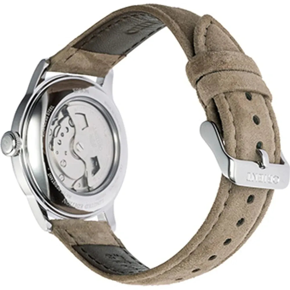 L'Orient Bambino Limited Edition Automatico RA-AC0M13N30B orologio uomo ha la cassa in acciaio, il movimento automatico a vista sul fondello e il cinturino in pelle scamosciata marrone chiaro. Sulla fibbia è incisa la parola Orient.