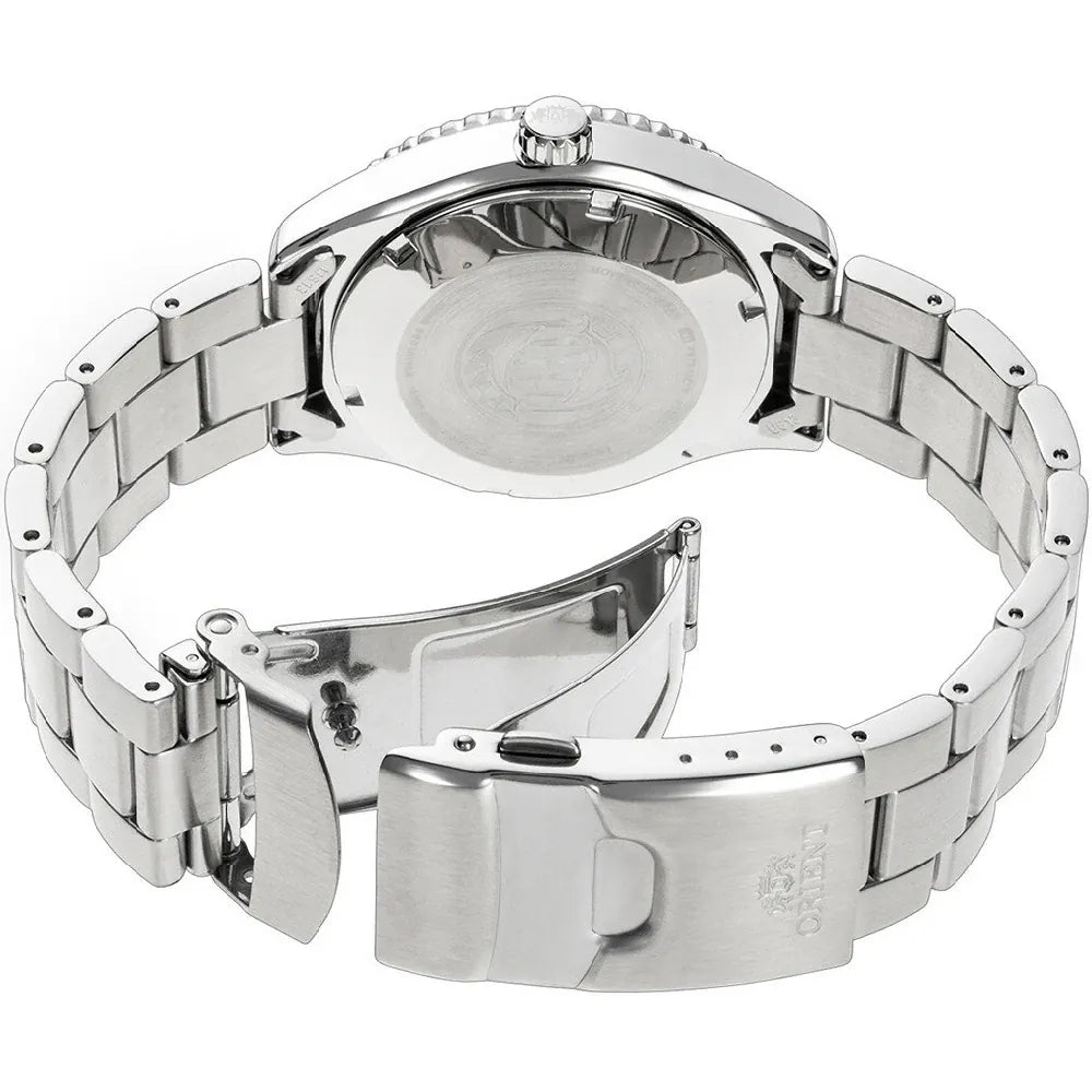 Primo piano dell'Orient Mako 40 RA-AC0Q02L30B orologio uomo subacqueo automatico, che mostra il fondello in acciaio inossidabile e le maglie del bracciale con chiusura metallica aperta.